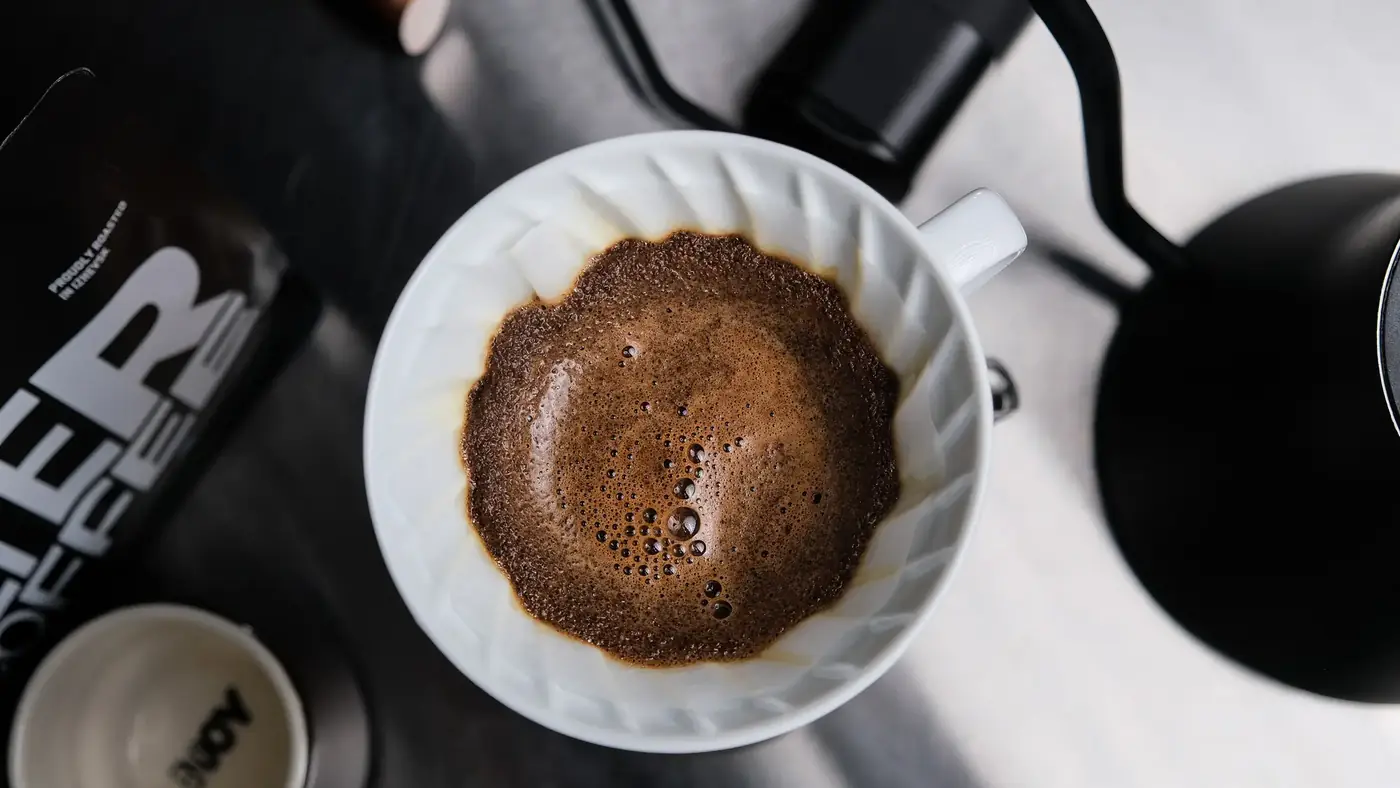 V60 demlikte köpüren filtre kahve, üstten
